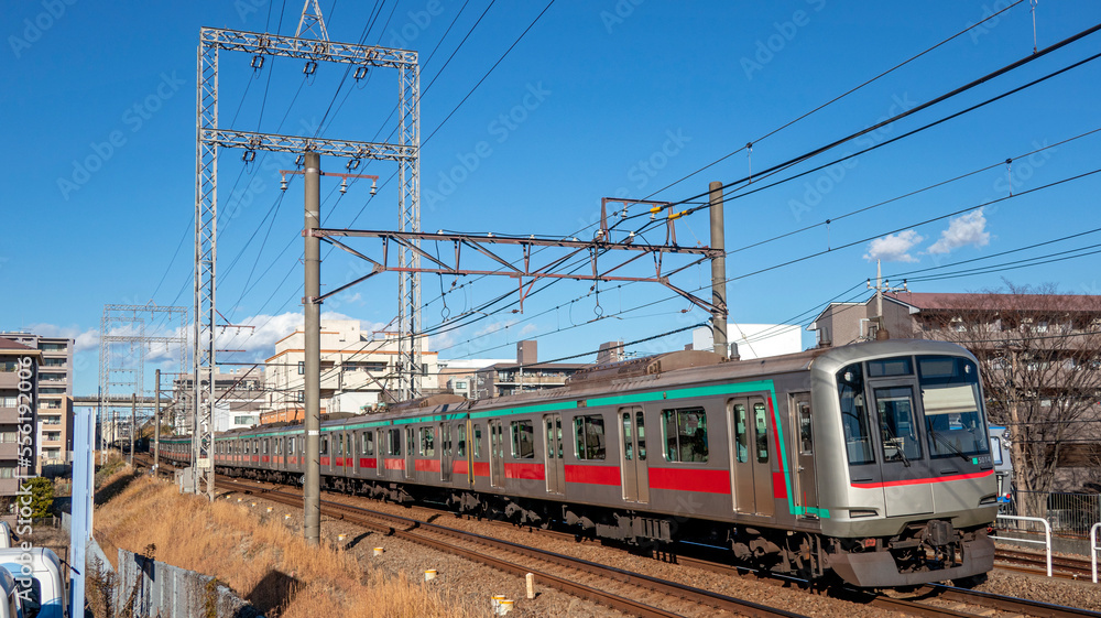 住宅街を走り抜ける電車