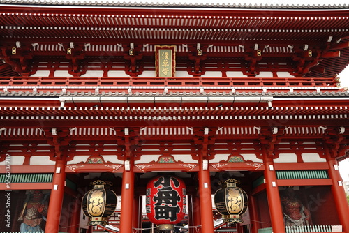 浅草寺、せんそうじ、浅草、都内最古、寺、金龍山浅草寺、きんりゅうざんせんそうじ、金龍山、仲見世、通り、おみやげ、土産屋、赤い、赤ちょうちん、提灯、ぞうり、草履、看板、アウトフォーカス、観光名所、観光、旅行、東京、日本、あさくさ、鬼瓦、マグネット、人、信仰、初詣、お参り、お寺、五重塔、空、青い、龍、木彫り、木彫りの龍、みくじ、フォーチュン、カラフル、アジア、
