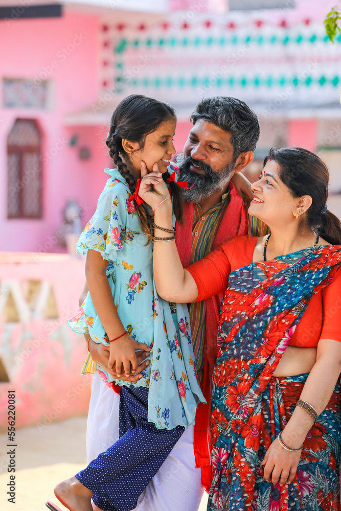 Obraz premium Happy indian farmer couple with daughter at home.