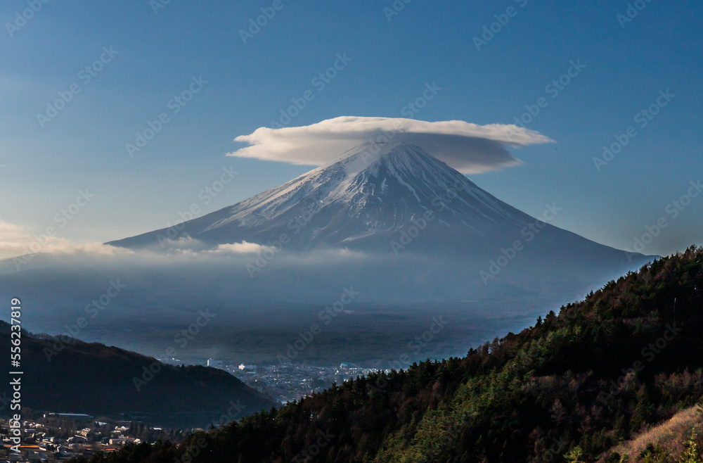 御坂みち富士見橋展望台から笠雲を被った富士山