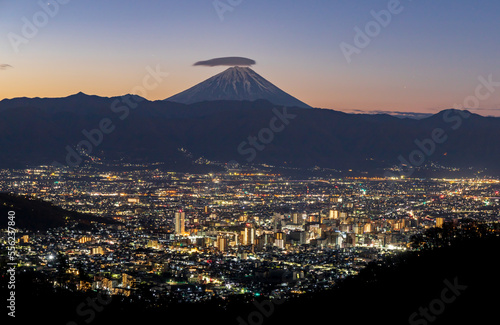 甲府市の高台から夜明けの富士山