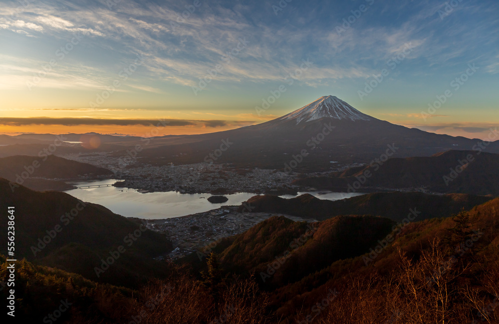 冬の新道峠から夜明けの富士山