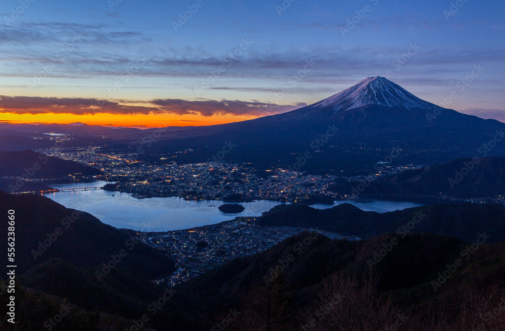 冬の新道峠から夜明けの富士山