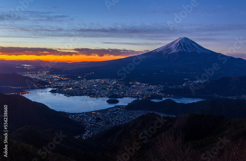 冬の新道峠から夜明けの富士山