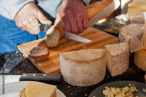 Queso expuesto en el mercado anual de Santo Tomás en Bilbao, Bizkaia, País Vasco