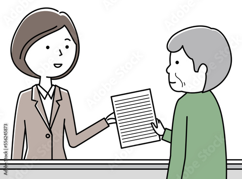 受付するスーツの女性