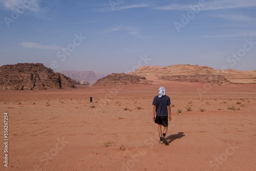 Des touristes dans le d  sert du Wadi Rum en Jordanie.