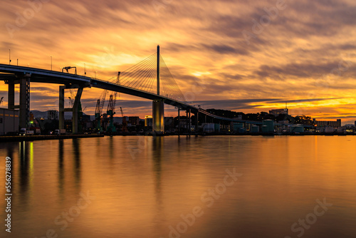 夕暮れの荒津大橋