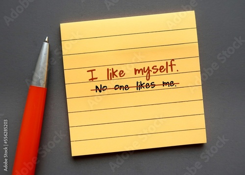 Konstfotografi Yellow note paper on gray background with handwritten text NO ONE LIKES ME chang