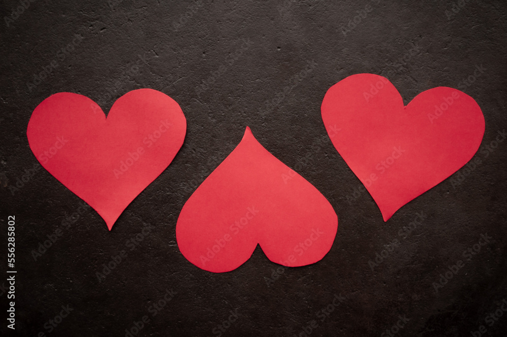 Obraz premium valentines day arrangement heart shaped piece of red card on black background as a gift to show love and affection for a specific person who they adore during the yearly special day 