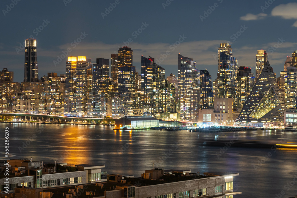 Obraz premium Manhattan skyline after dusk, long exposure detail buildings 