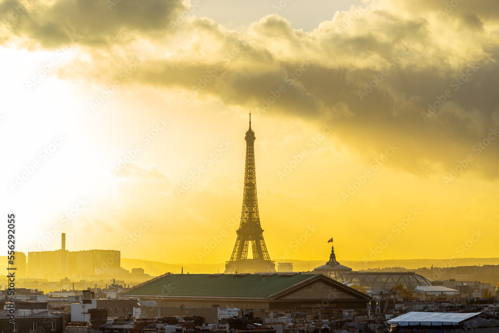 Obraz premium eiffel tower at sunset