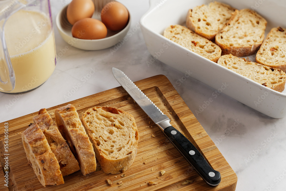 Vorbereitung für einen Arme-Ritter Auflauf. Brotscheiben schneiden ...