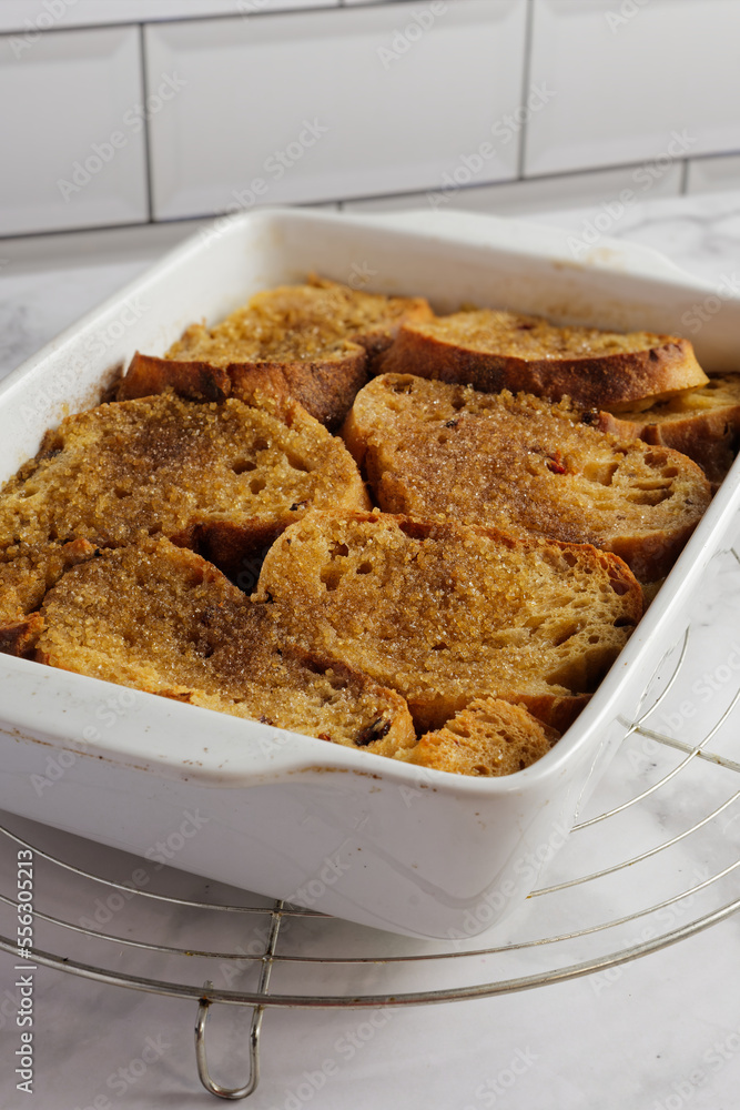 Arme-Ritter Auflauf mit Karamellkruste frisch aus dem Ofen. Stock Photo ...