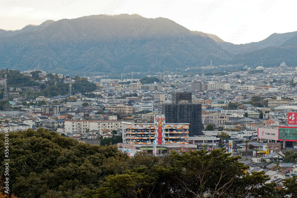 日本大分県別府市：温泉の湯けむりが上がる別府温泉の町の景色

