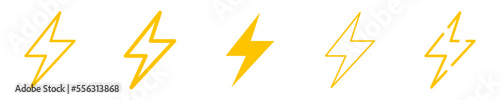 Conjunto de iconos de rayo amarillo. Rel  mpago  rayo el  ctrico. Concepto de electricidad y energ  a. Ilustraci  n vectorial
