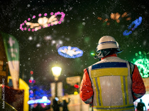Sanitäter bei winterlichem Feuerwerk