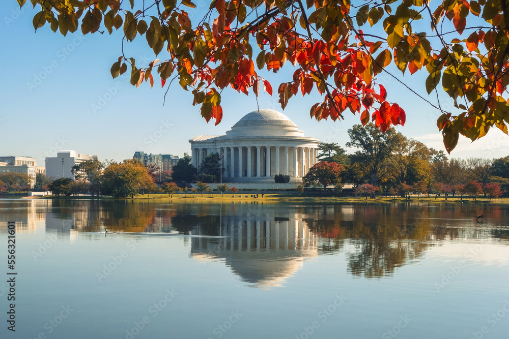 Obraz premium Washington D.C. in autumn season - Jefferson Memorial and tidal basin 