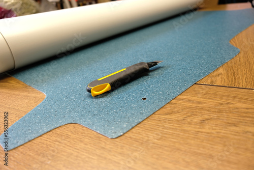 Bodenbelag  mit Cuttermesser ausgeschnitten 