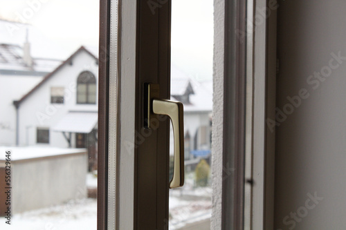 blick aus dem fenster im winter, schnee, fenstergriff close up
