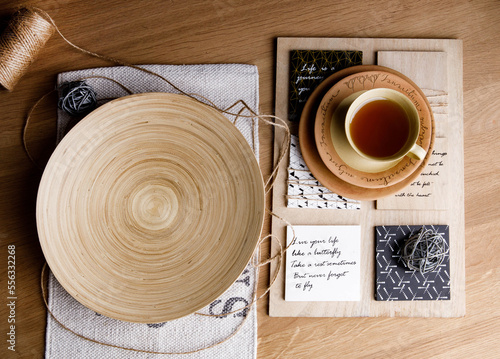 Flatlay na stole drewniana taca, herbata, drewniany stół z góry, do wklejenia jedzenia