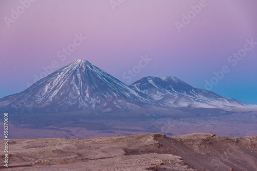 Volcán en el atardecer, tonos lilas, Volcan Licancabur, San Pedro de Atacama Chile