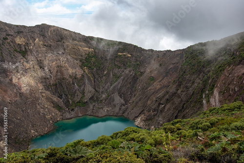 Laguna cráter del Volcán Irazú en Costa Rica, tonalidades frías y verdes 