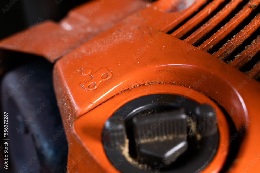 Tank for filling the lubricant for lubricating the saw chain on the