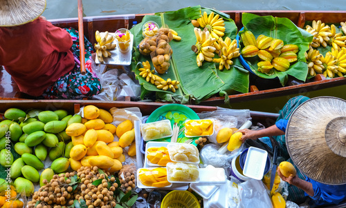 Canvas Print Famous Damnoen Saduak floating market in Thailand, Farmer goes to sell organic products, fruits, vegetables and Thai food, Ratchaburi province tourism concept