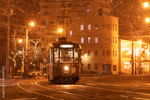 雪の中を走る路面電車