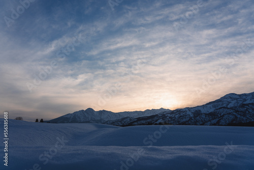 冬の夕暮れ　妙高山と火打山 © Kazuo Katahira