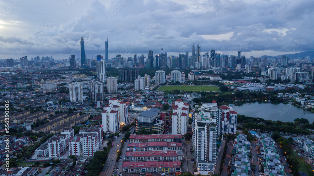 Obraz premium Modern Skyscraper and Traditional Housing Area at Kuala Lumpur, Malaysia