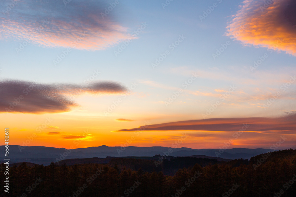 Obraz premium 北海道美瑛、丘に沈む11月の夕日・日本