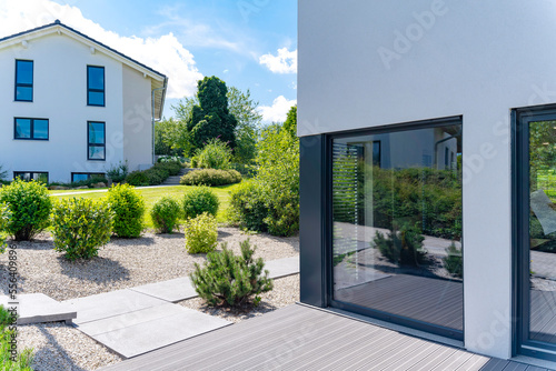 modernes Einfamilienhaus mit Garten in Wohnsiedlung photo