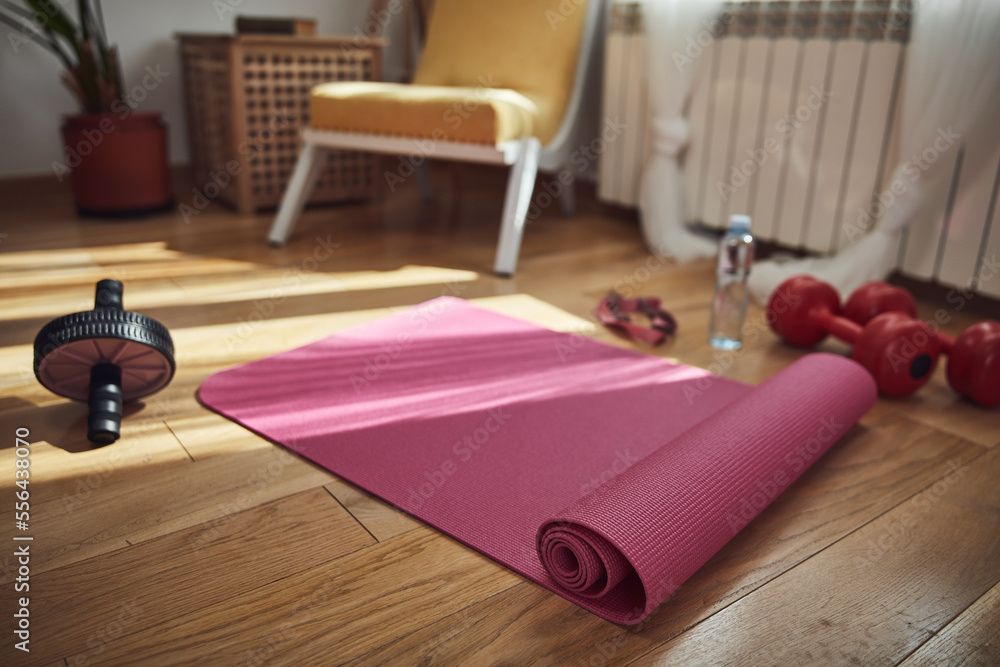 Naklejka premium Training inside the living room, exercising at home.
