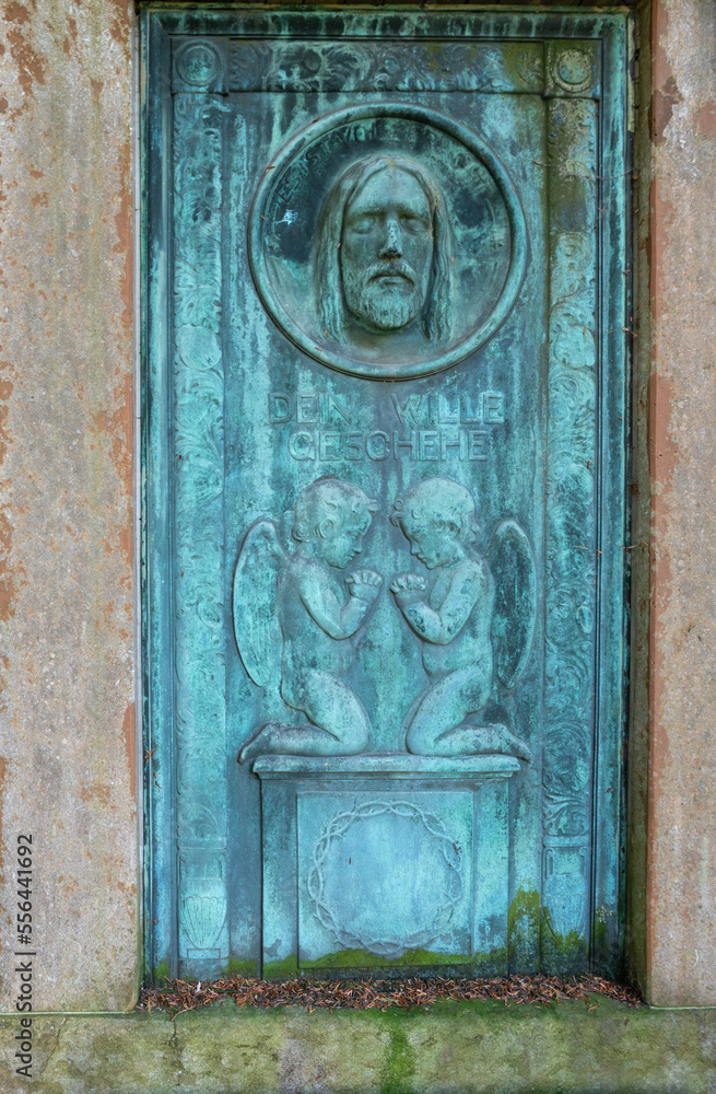 Große Metallplatte oxidiert mit Jesus und Engeln im Gebet auf einem Friedhof in Osnabrück Große Metallplatte oxidiert mit Jesus und Engeln im Gebet auf einem Friedhof in Osnabrück