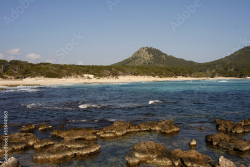 Strand und Felsenküste auf Mallorca