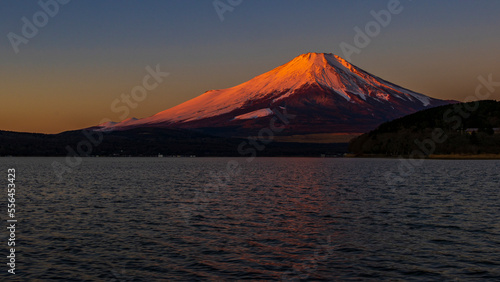 赤く染まる富士山　山中湖　絶景 © Yuuki Kobayashi