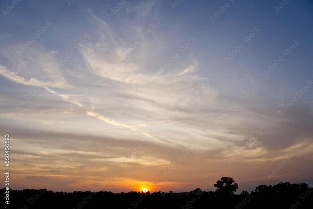 Yellow sky clouds from the sun's rays are about to set,Photograph of the sunset in the countryside in the evening