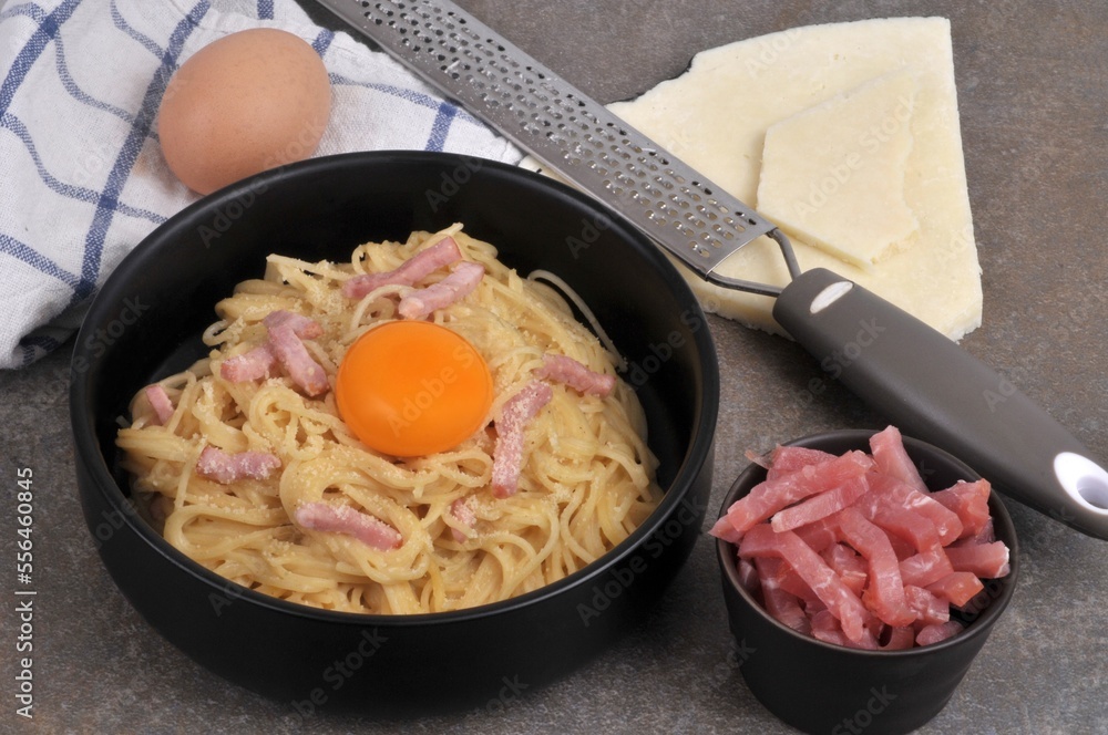 Assiette de spaghetti à la carbonara avec un jaune d