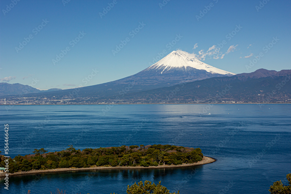 海越しの冬の富士山