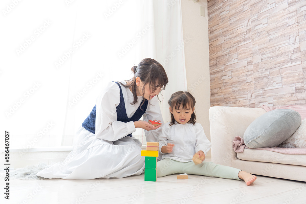 おもちゃで遊ぶ幼児 おもちゃで遊ぶ幼児