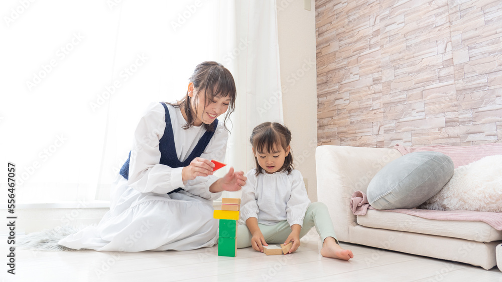 おもちゃで遊ぶ幼児 おもちゃで遊ぶ幼児