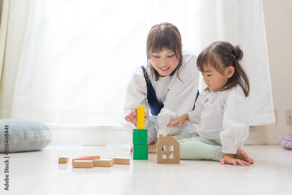 おもちゃで遊ぶ幼児 おもちゃで遊ぶ幼児