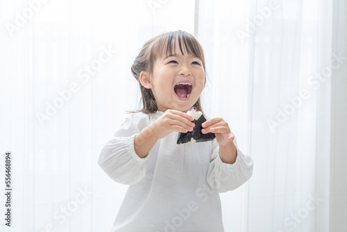 おにぎりを食べる子供