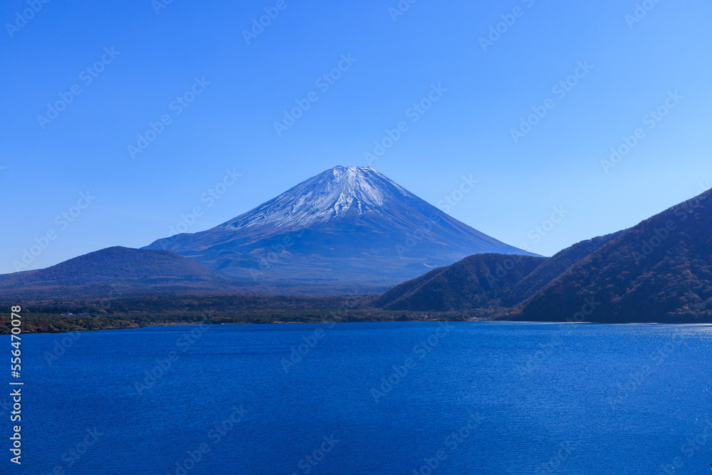 十月の山梨の美しい富士山と本栖湖 十月の山梨の美しい富士山と本栖湖