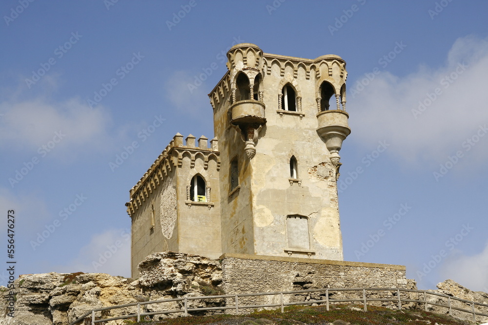 Tarifa, la ville espagnole la plus au sud de l'Europe, dans la province de Cadix en Andalousie, avec le château de Santa Catalina, lieu emblèmatique de la cité