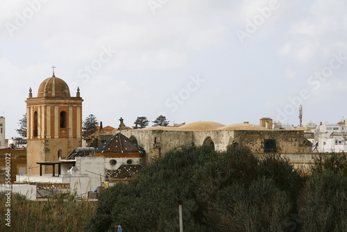 La vieille église de Tarifa dans le quartier historique, ville située à l'extrême sud de l'Andalousie en Espagne photo