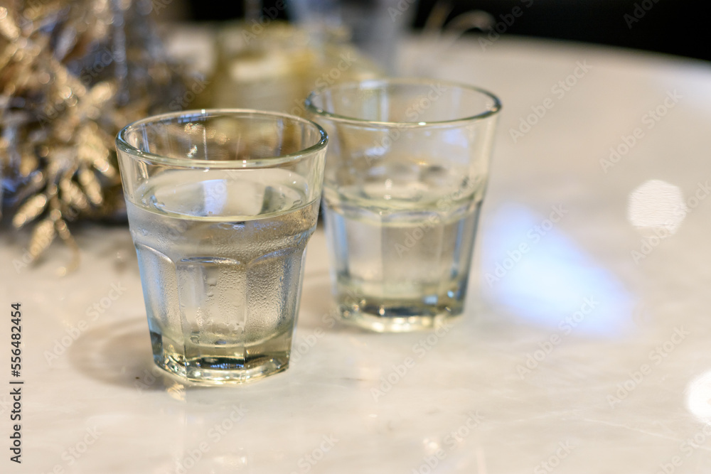 Dos vasos de agua fresca potable sobre mesa de mármol blanco. Dos vasos de agua fresca potable sobre mesa de mármol blanco.