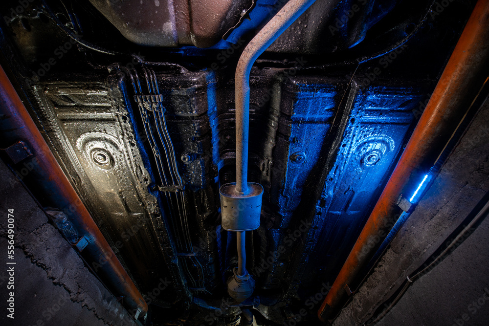 Fotka „Vehicle underbody exhaust pipe, catalyst, resonator, exhaust